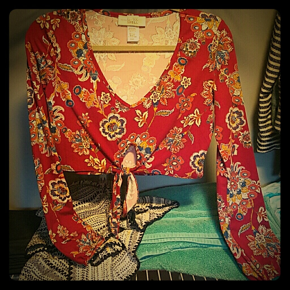 Maroon boho crop top, size small!! NWOT!
